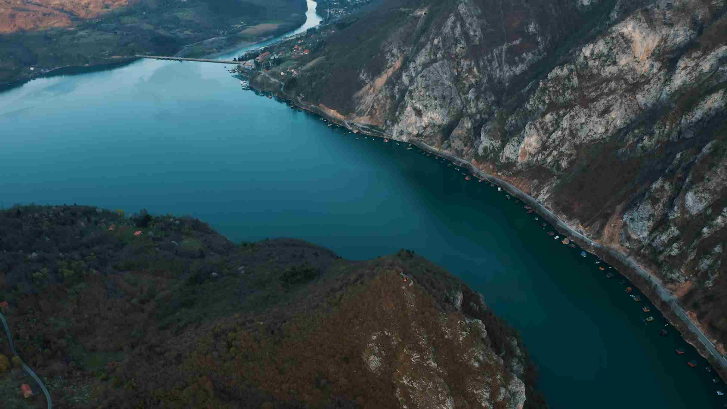 Pogled iz vazduha na kanjon reke Drine okružen strmim liticama i planinskim pejzažem
