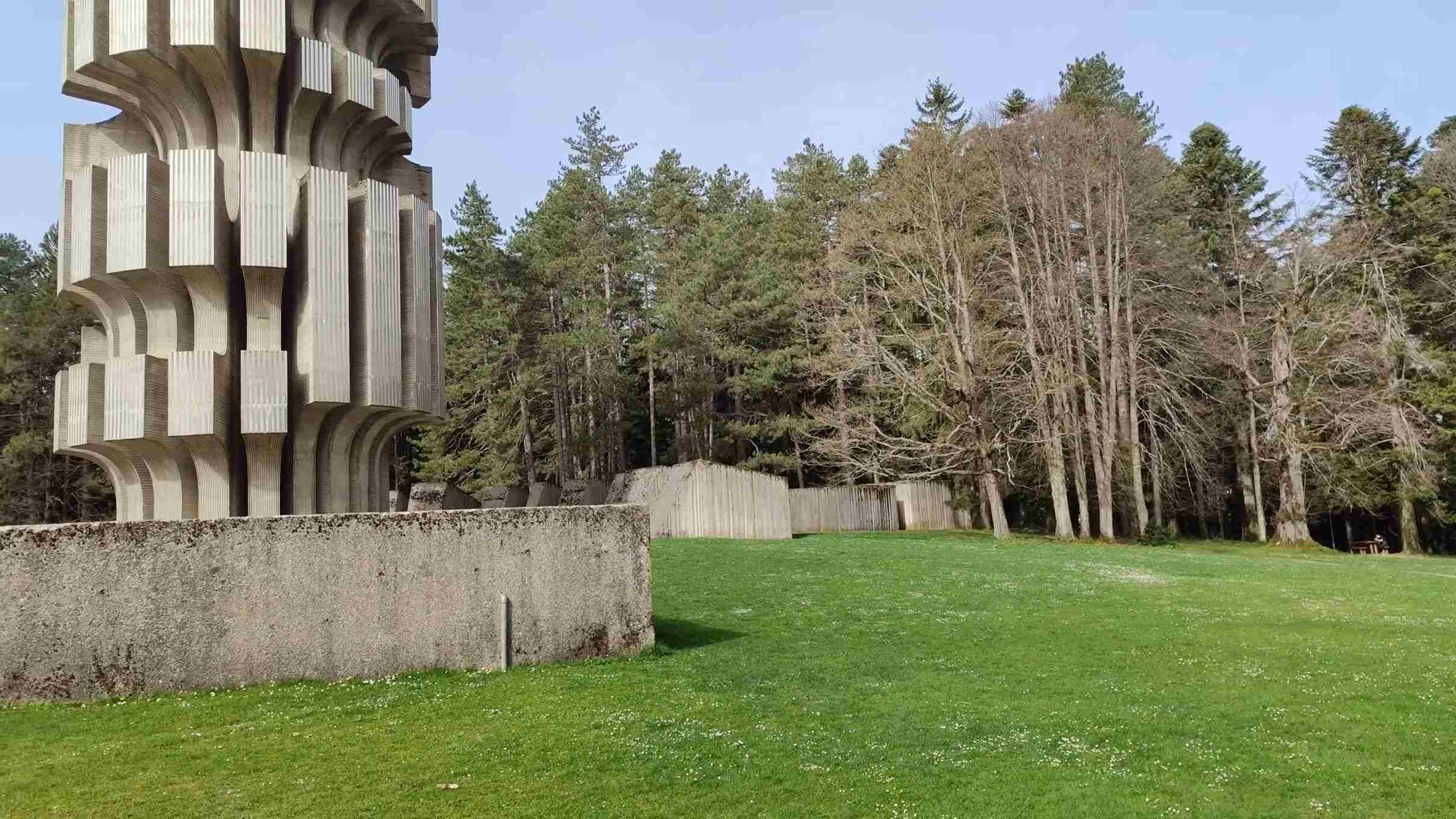 Spomenik na Mrakovici u Nacionalnom parku Kozara okružen šumom i zelenom livadom